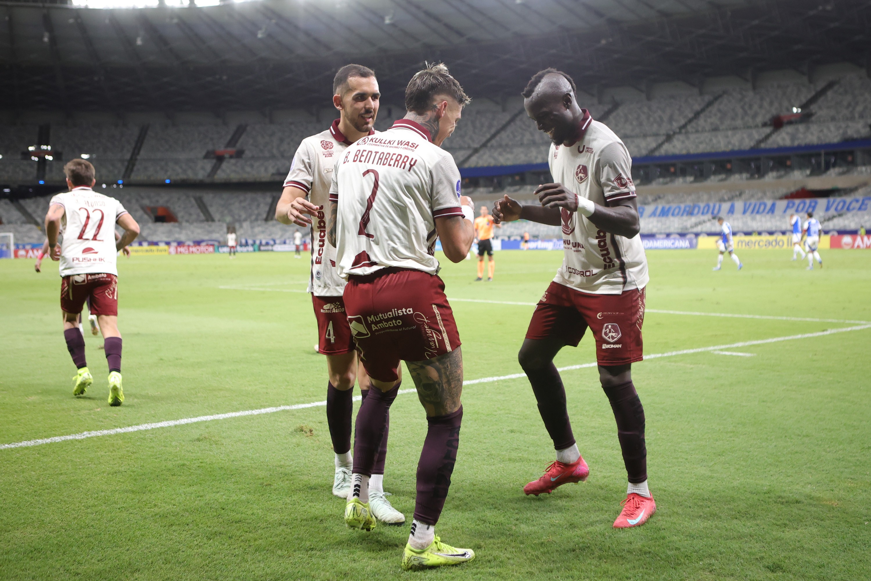 Cruzeiro perde para Mushuc Runa, de folha salarial 10x menor