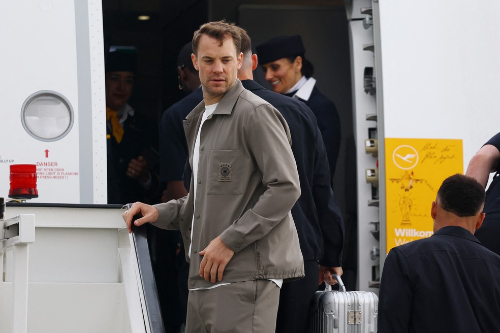 Manuel Neuer no embarque da seleção alemã