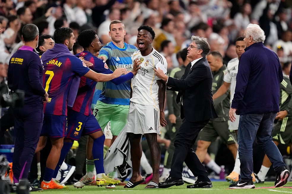 Vinicius Junior se envolve em discussão após Real Madrid e Barcelona em La Liga — Foto: Getty Images