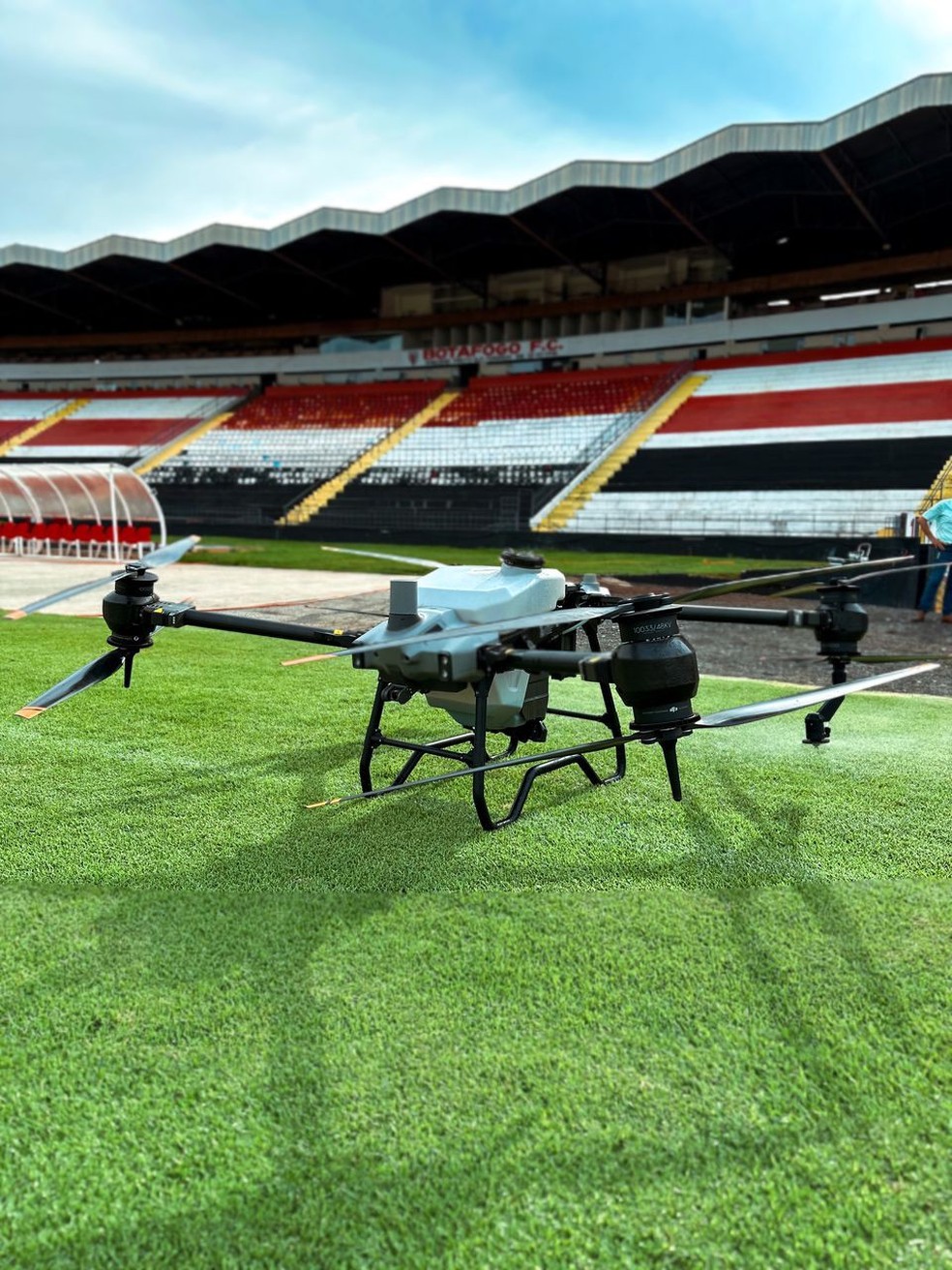 Botafogo SP utiliza tecnologia com drone gigante para manuten o