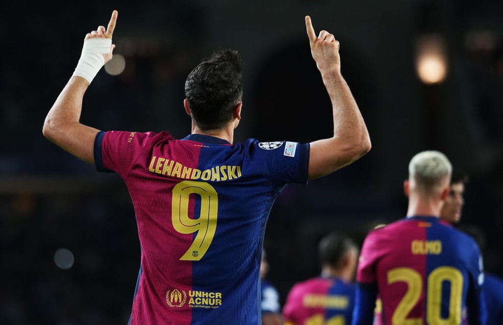 Lewandowski comemora seu gol pelo Barcelona contra o Brest UEFA Champions League 2024/25 — Foto: Alex Caparros/Getty Images