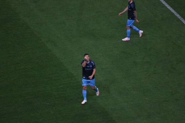 Suárez encerra seca de oito jogos pelo Grêmio: Estou ajudando o time a ganhar jogos