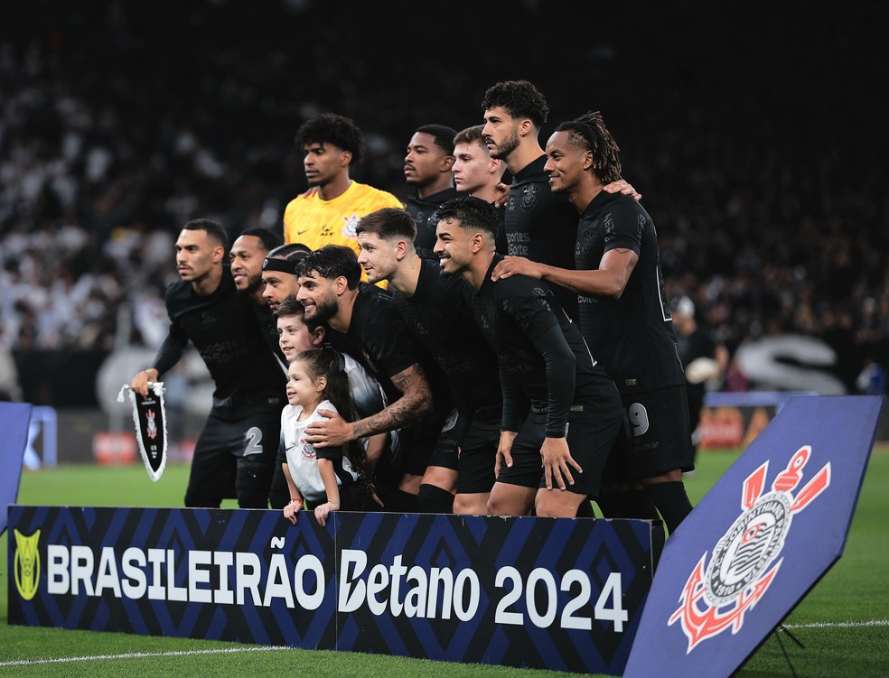 Time posado do Corinthians em jogo contra o Inter — Foto: Ettore Chiereguini/AGIF