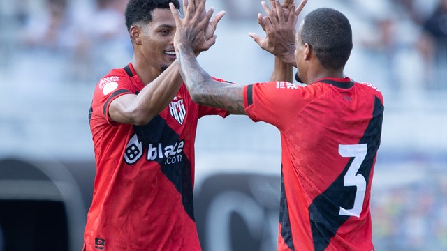 Alix Vinícius comemora com Luiz Felipe o primeiro gol do jogo