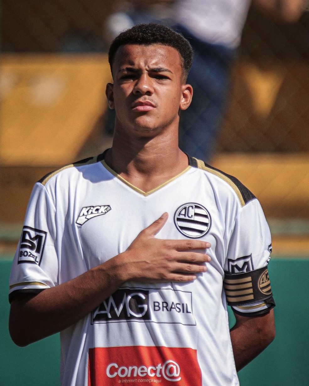 Arthur Maron pelo Athletic nas categorias de base