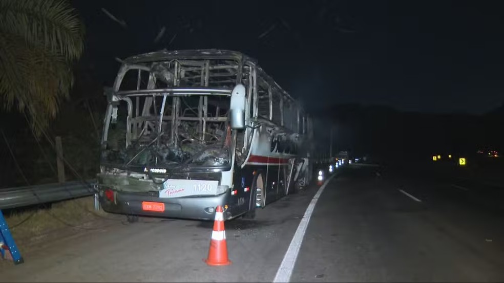 Ônibus com torcedores do Cruzeiro pega fogo na BR-040 em Nova Lima, Região Metropolitana de Belo Horizonte — Foto: Reprodução/TV Globo Minas