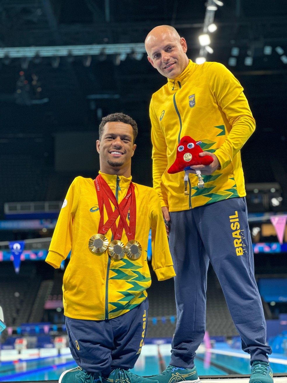 Gabrielzinho e seu técnico Fábio Antunes com as medalhas conquistadas em Paris 2024 — Foto: José Renato Ambrosio