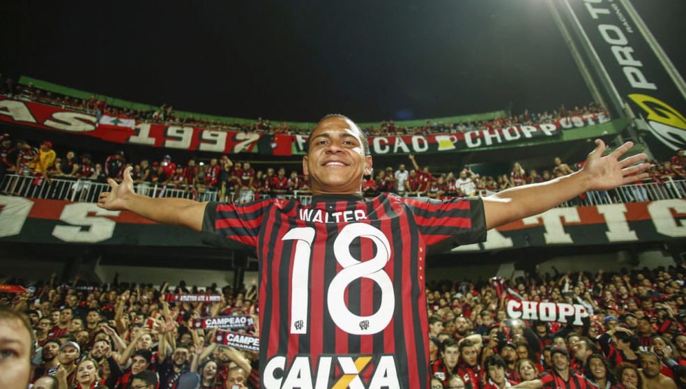 Walter comemora gol pelo Athletico-PR contra o Coritiba no Campeonato Paranaense