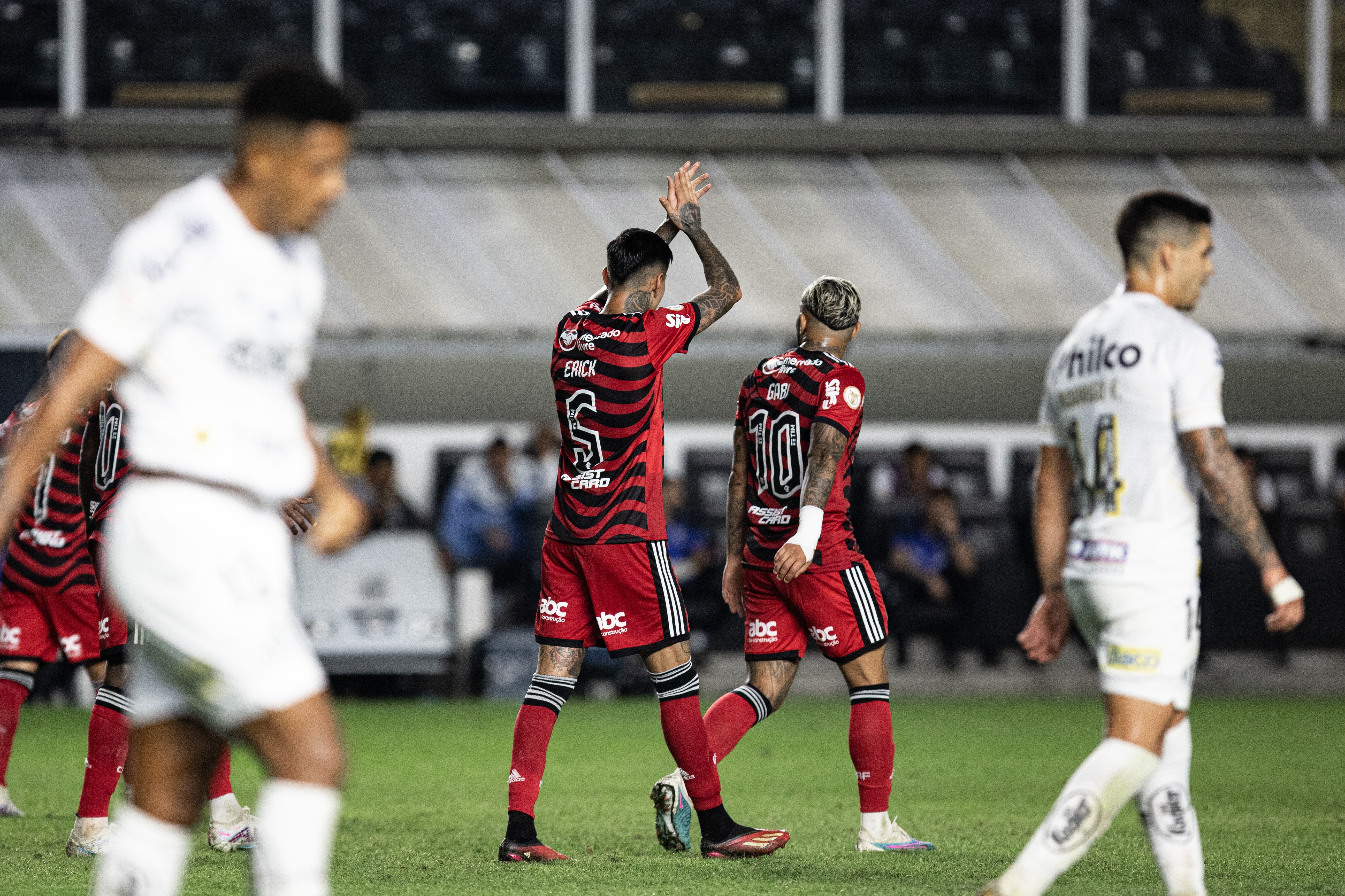 Flamengo busca 10ª vitória na Vila Belmiro; lembra das outras?