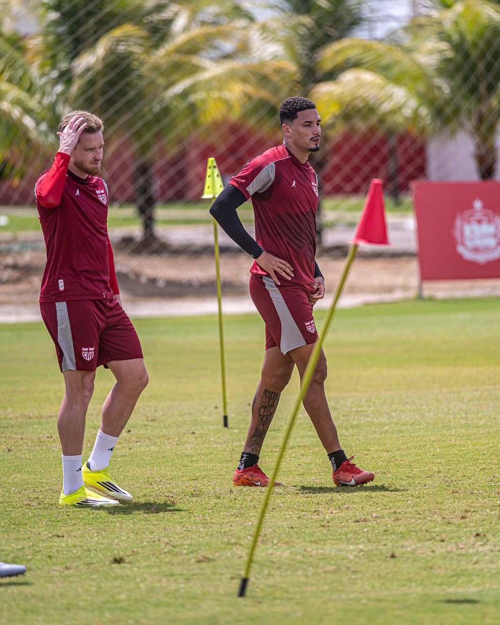 Henri (à dir) treina no CT do CRB durante o Carnaval — Foto: Francisco Cedrim/ASCOM CRB