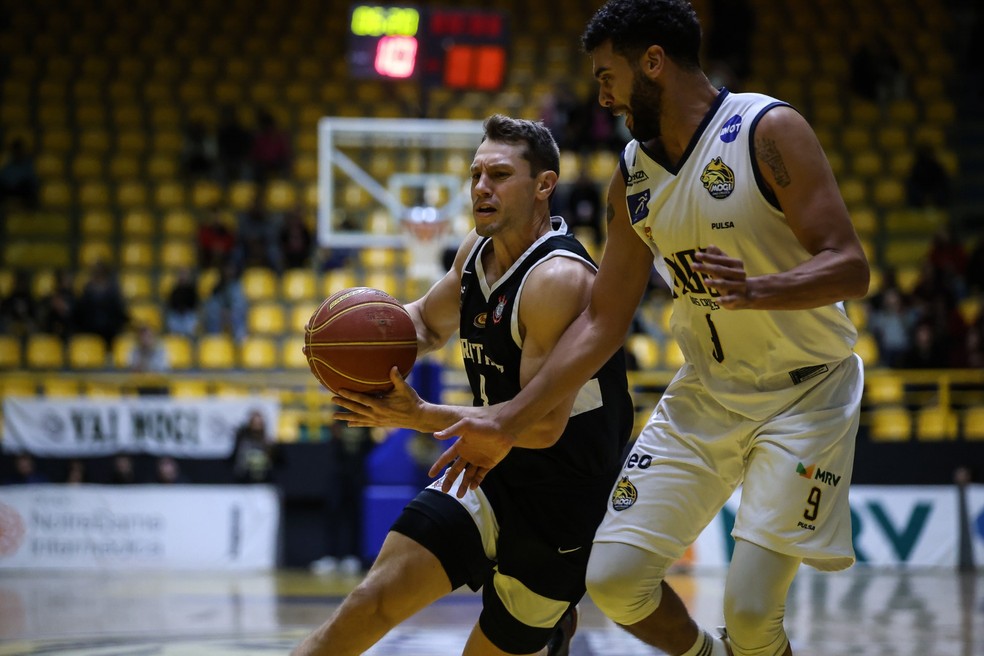 Cauê Borges (à esquerda) foi o cestinha do Corinthians contra o Mogi — Foto: Willian Oliveira/FotoAtleta
