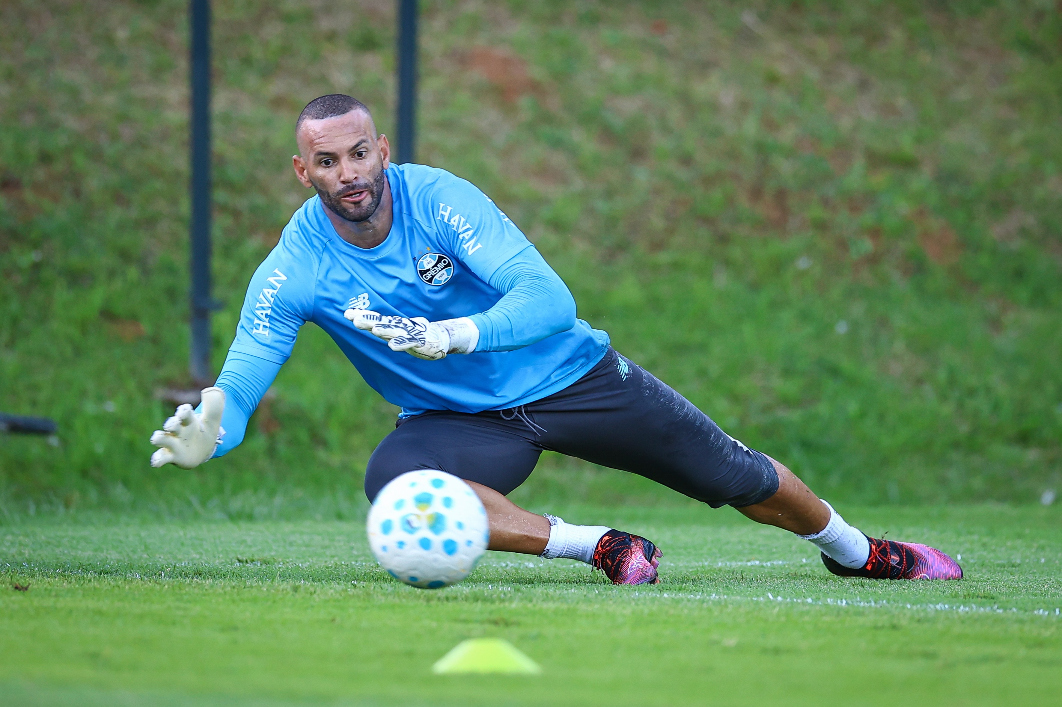 Entre dúvidas no gol, Weverton virou carta de segurança de Ancelotti