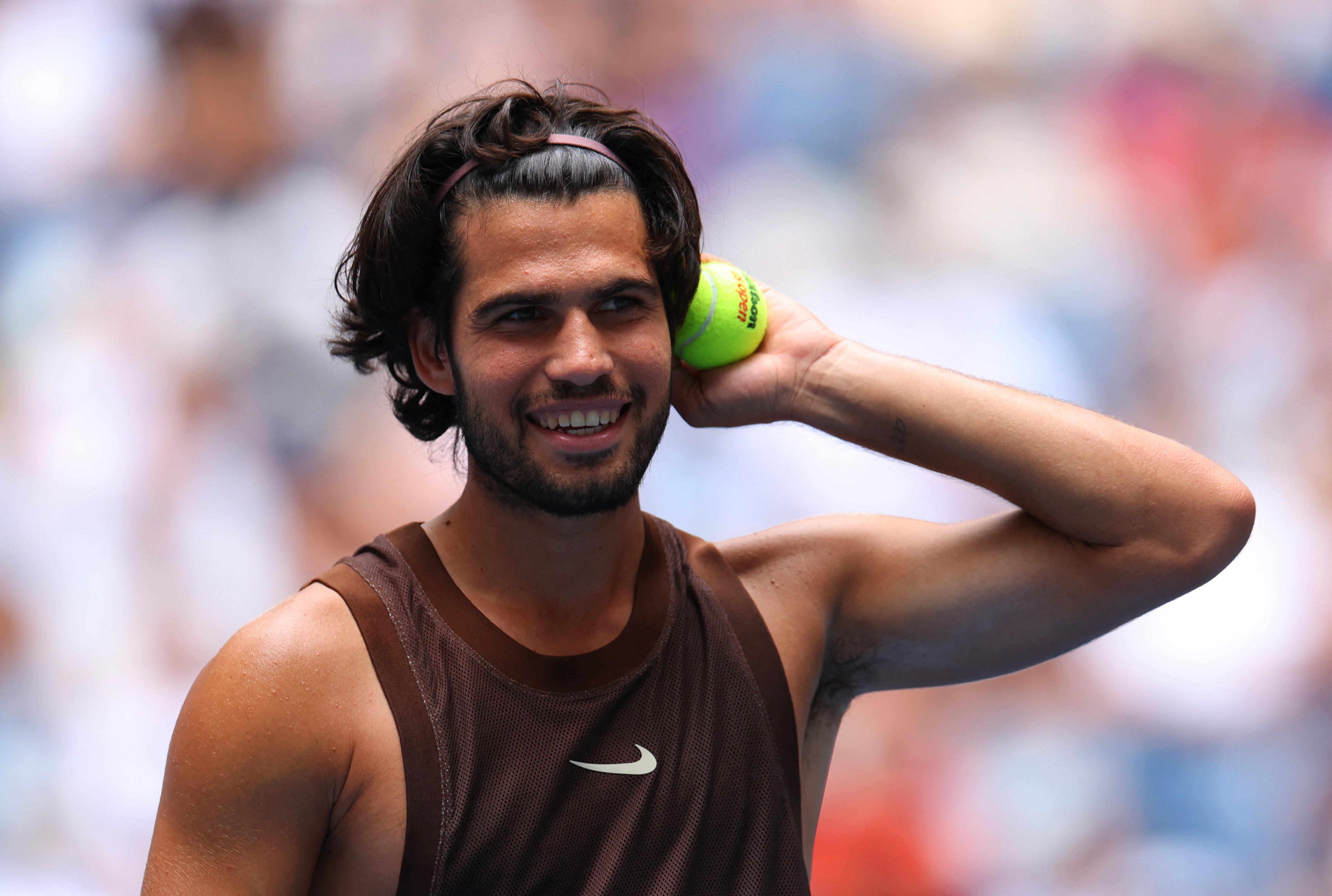 Alcaraz volta a competir após quatro meses lesionado e avança à segunda rodada do US Open