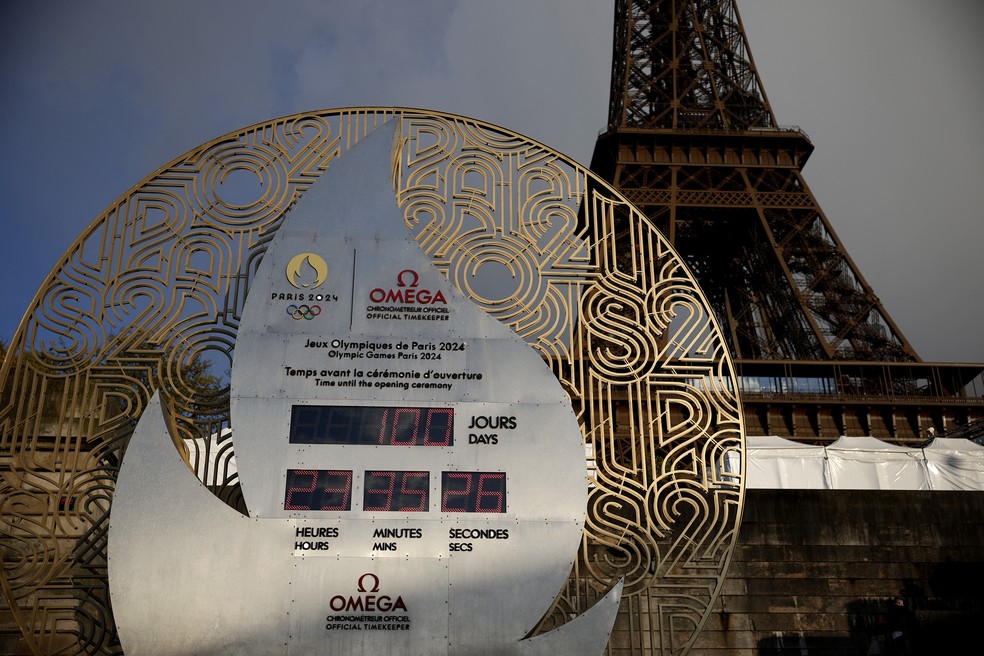 O relógio que marca a contagem regressiva para as Olimpíadas de Paris, perto da Torre Eiffel — Foto: REUTERS/Benoit Tessier