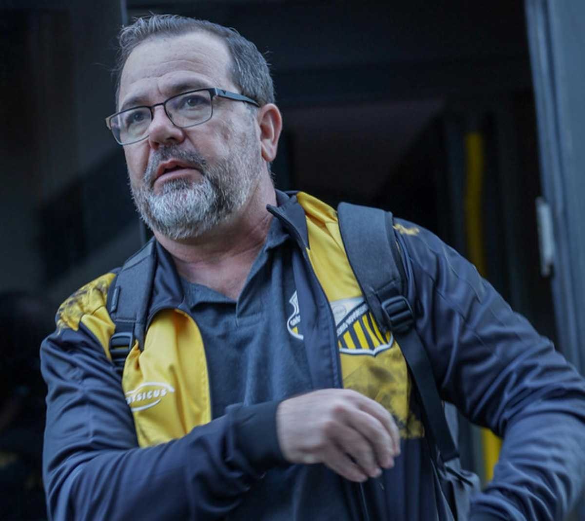 Enderson Moreira, técnico do Novorizontino, detona calendário e logística da Série B após derrota, exigindo mais 'carinho' para a competição