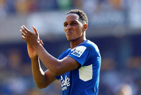 Presidente do Grêmio busca novo zagueiro após saída de Bruno Uvini