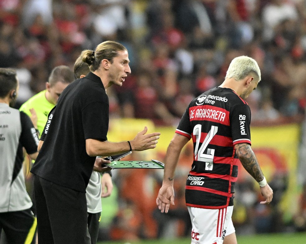 Filipe Luis orienta Arrascaeta em Flamengo x Corinthians — Foto: André DURÃO