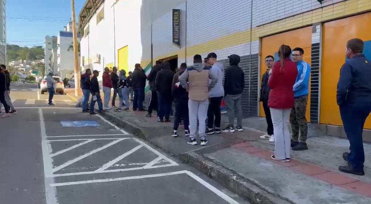 Torcedores formam filas e esgotam ingressos para jogo entre Criciúma e Palmeiras.