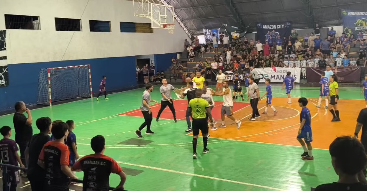 Pancadaria em jogo de futsal Sub-12 no AM assusta crianças e provoca invasão de quadra; veja