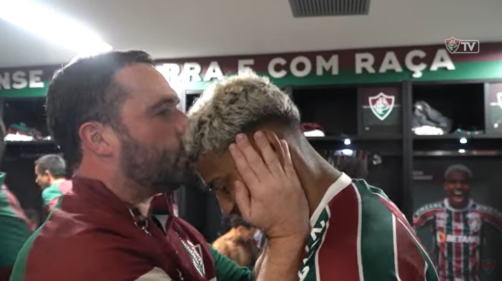 John Kennedy ganha um beijo na testa de Mário Bittencourt — Foto: Reprodução / FluTV
