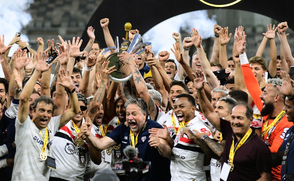 São Paulo levanta a taça de campeão da Supercopa do Brasil — Foto: Marcos Ribolli