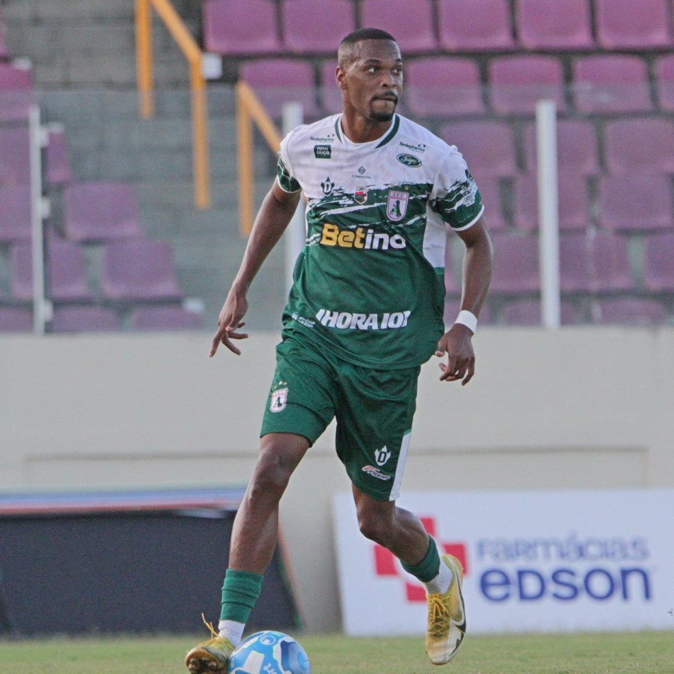 Flávio Nunes, zagueiro, em campo pelo Sousa — Foto: Divulgação