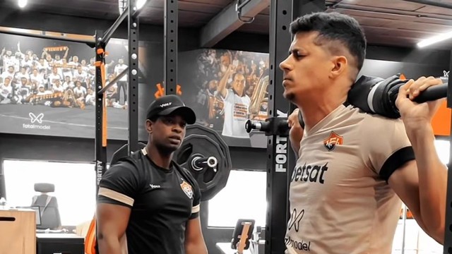 Camutanga à época da recuperação da cirurgia no joelho