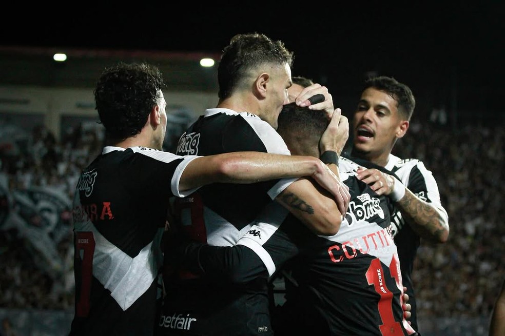 Vegetti abra�a Coutinho ap�s seu primeiro gol contra o Sport pelo Brasileiro � Foto: Matheus Lima / Vasco da Gama