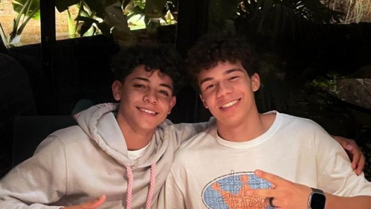 Filhos de Marcelo e Cristiano Ronaldo posam juntos em foto: "Gêmeo"