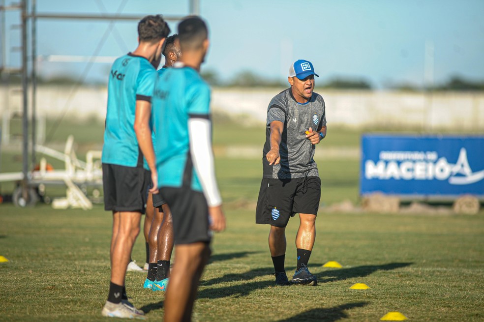 Bebeto assegura que foi bem recebido pelos jogadores profissionais do CSA — Foto: Augusto Oliveira/Ascom CSA
