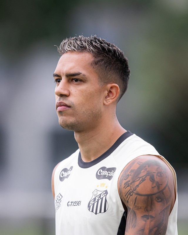 Santos planeja reforçar laterais na próxima janela de transferências