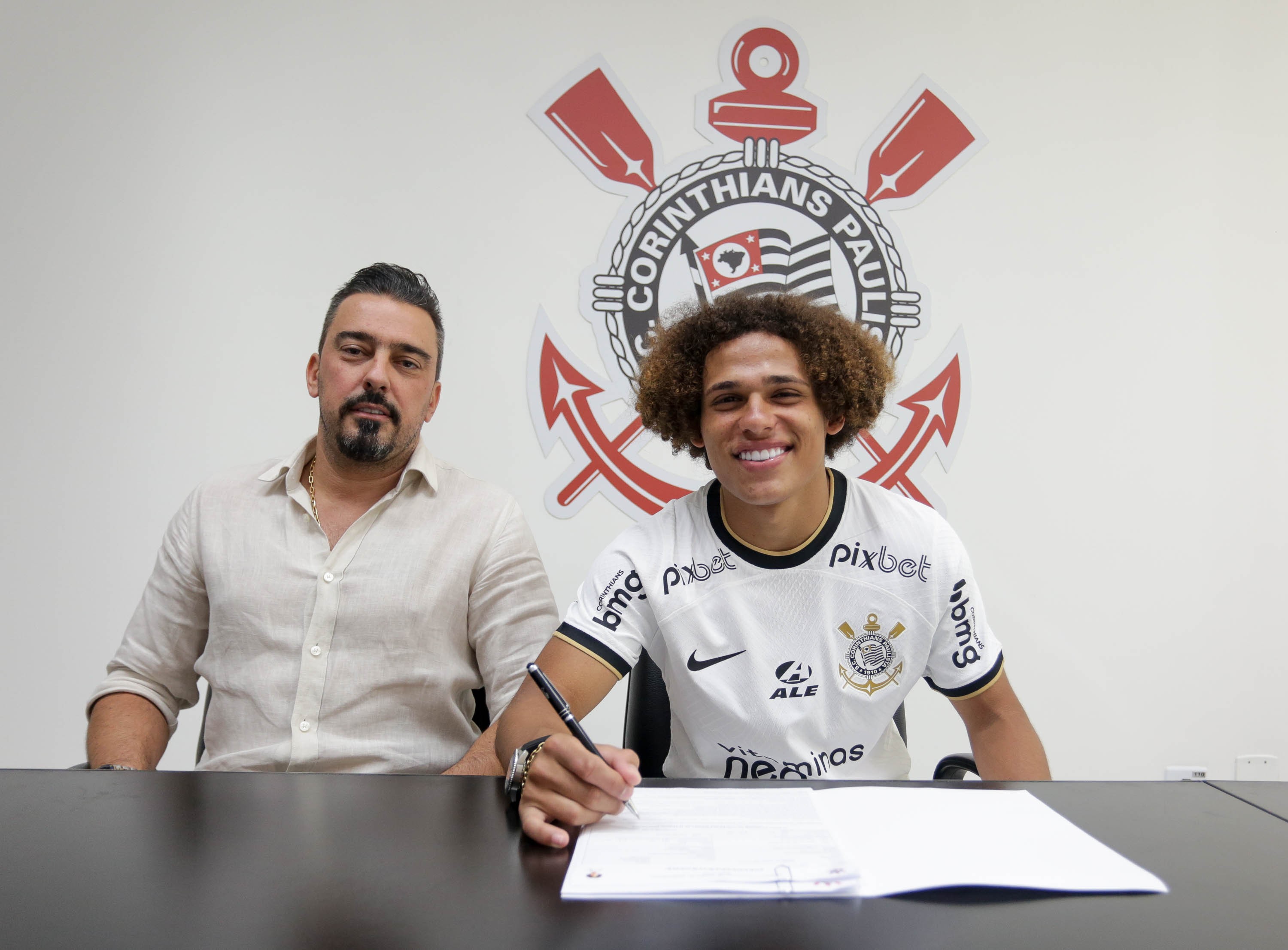 Corinthians anuncia renovação de contrato do meia Guilherme Biro | Ge