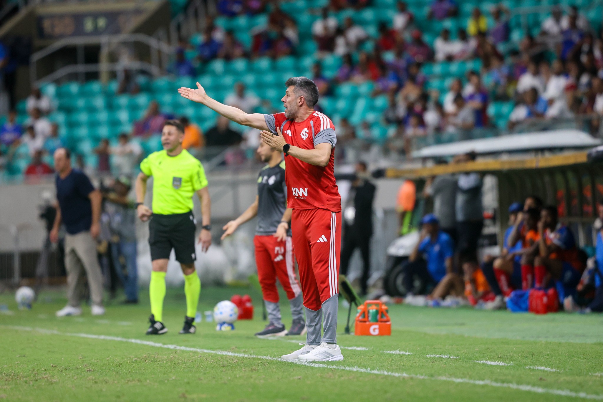 Pezzolano diz que Inter é obrigado a passar no Gre-Nal e alerta sobre Brasileirão: "Ganhar urgente"