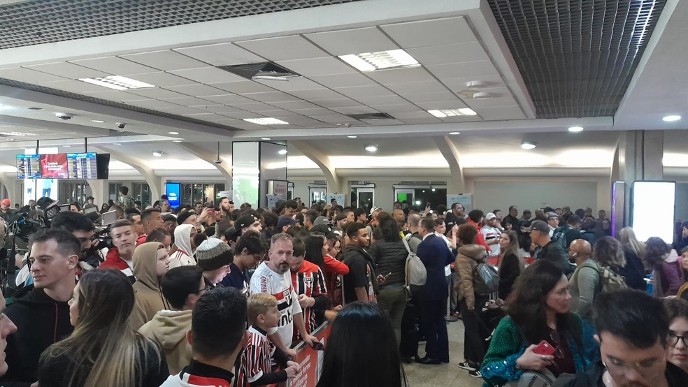 Torcedores do São Paulo no desembarque de James Rodríguez — Foto: Eduardo Rodrigues