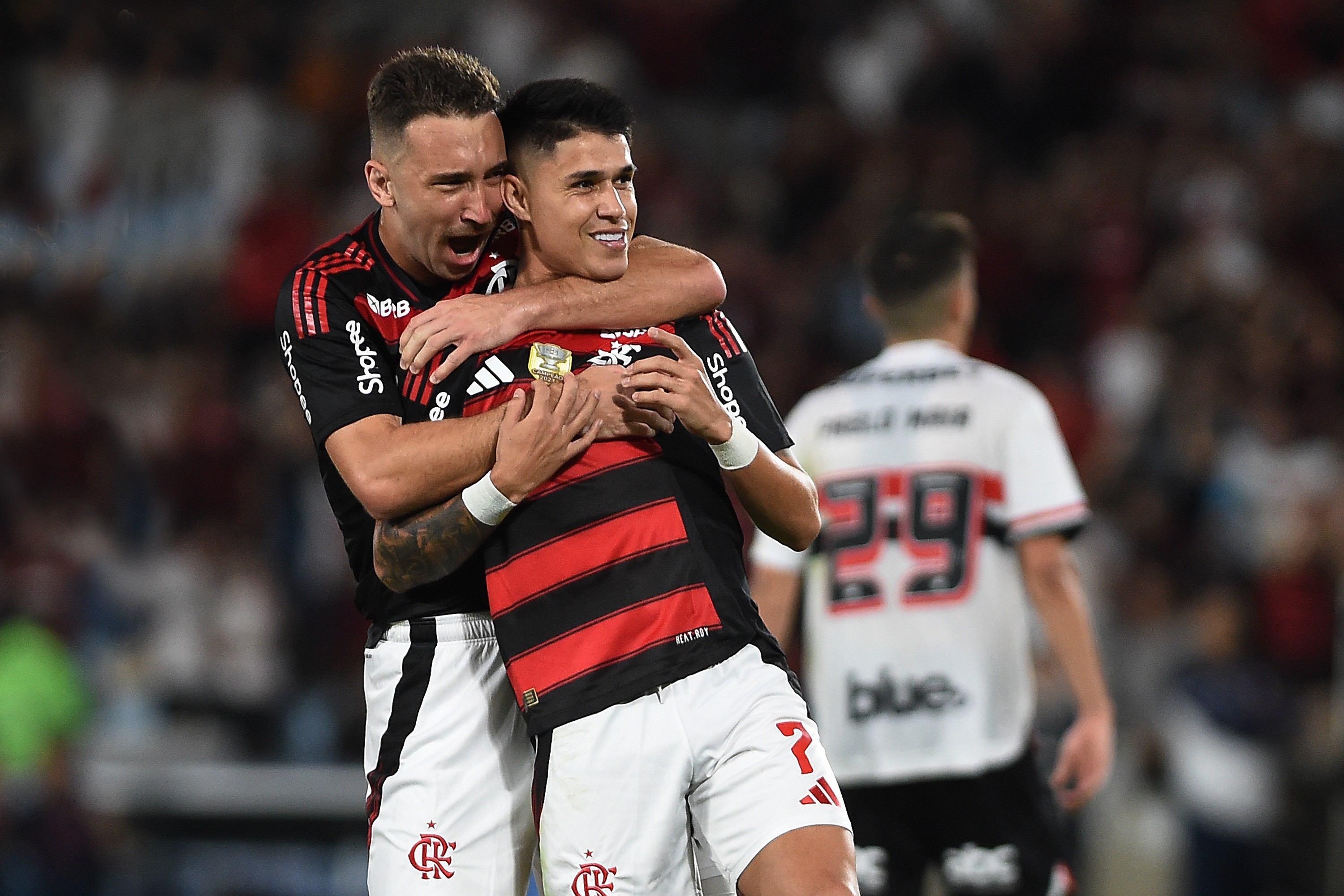 Luiz Araújo redime-se no Flamengo: Retorno ao Maracanã foi perfeito