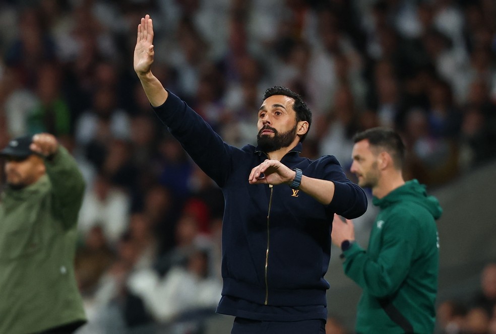 Álvaro Arbeloa orienta o Real Madrid na derrota para o Bayern de Munique na Champions League — Foto: REUTERS/Gonzalo Fuentes