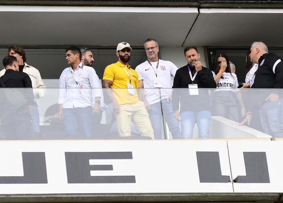 Gusttavo Lima com o presidente Augusto Melo no estádio do Corinthians — Foto: Marcos Ribolli