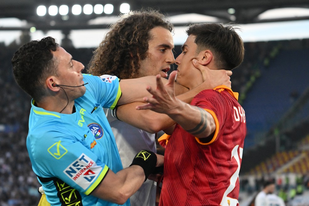 Guendouzi e Dybala discutem em Lazio x Roma — Foto: Alberto Pizzoli/AFP