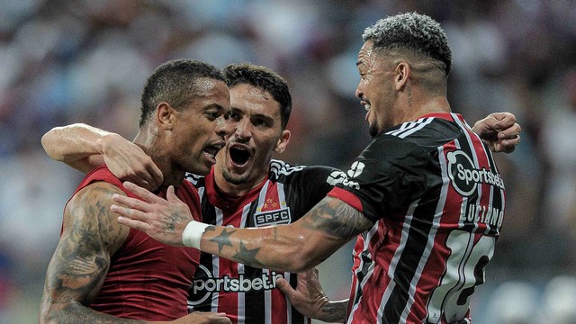 Caio Paulista comemora gol do São Paulo contra o Bahia