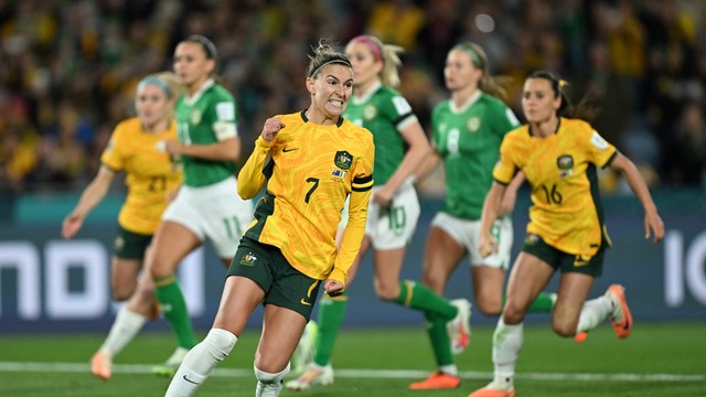 Catley comemora gol de pênalti em Austrália x Irlanda pela Copa do Mundo Feminina