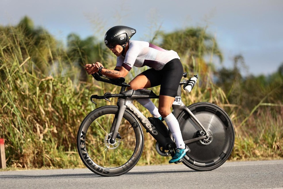 Lara Bastos durante preparação para corrida e ciclismo
