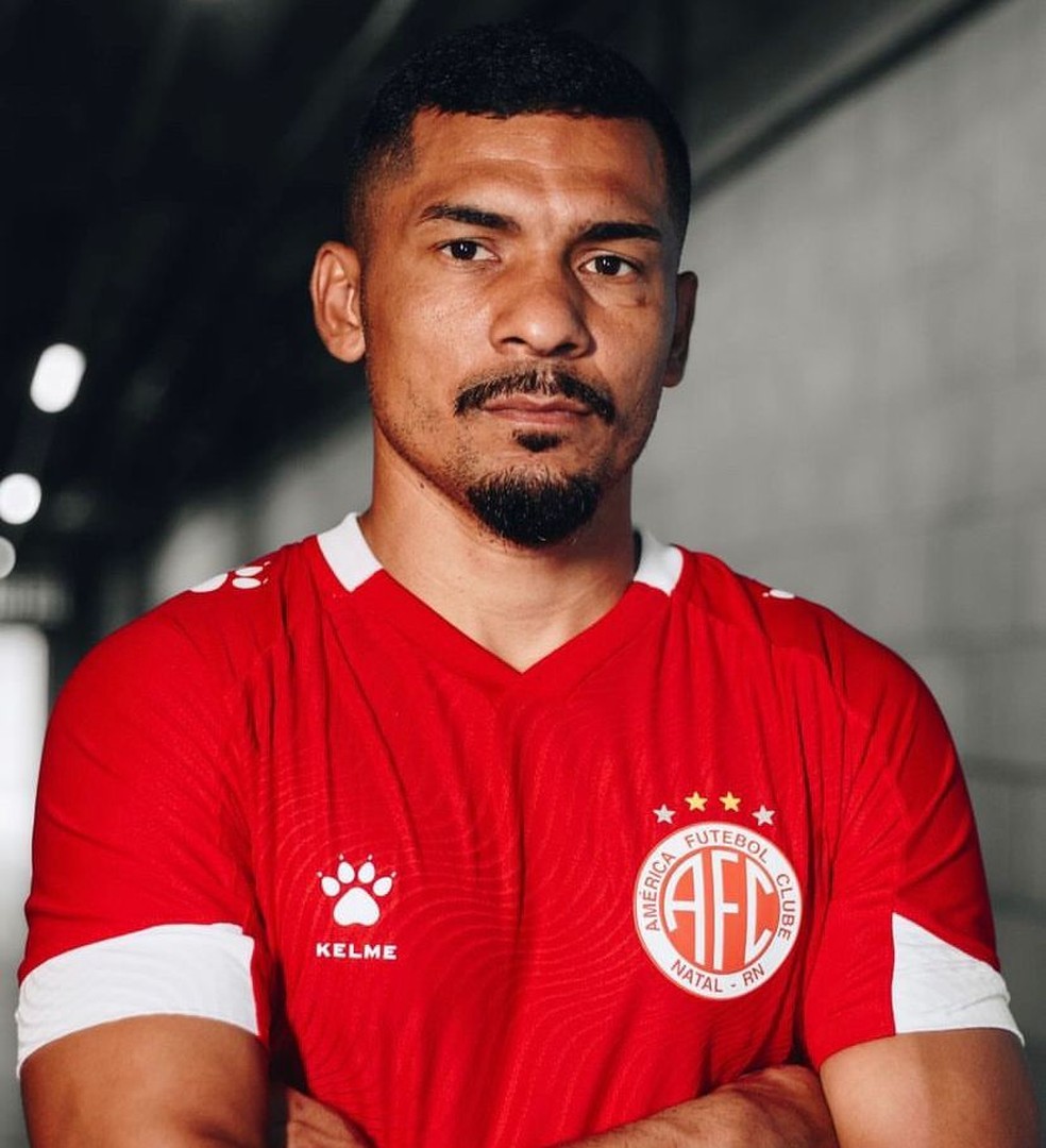 Gabriel Davis disse que vai fazer rifa da nova camisa do América-RN — Foto: Divulgação
