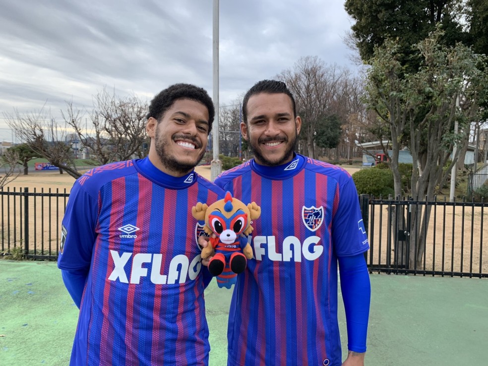 Leandro, ex-Palmeiras, ao lado de Arthur Feitoza, à direita, no FC Tokyo, no Japão — Foto: Reprodução/Twitter/FC Tokyo