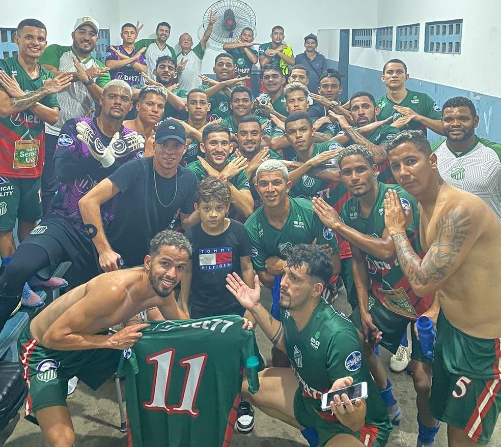 Jogadores da Picuiense comemorando a vit�ria sobre o Esporte de Patos � Foto: Divulga��o / Picuiense