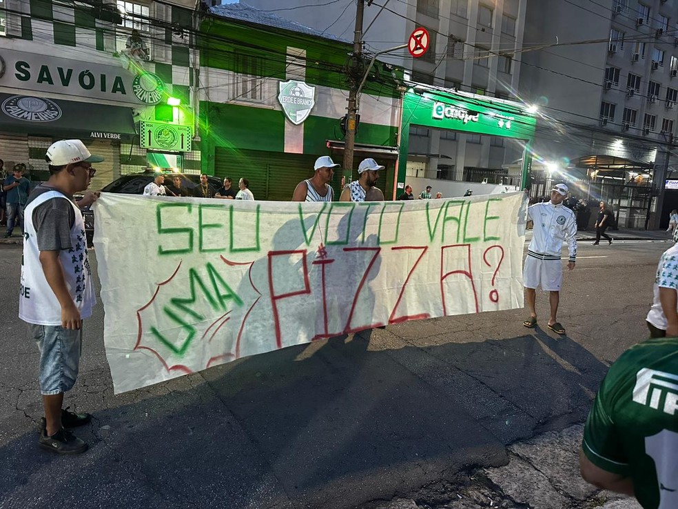 Torcida questiona conselheiros do Palmeiras: "Seu voto vale uma pizza?" — Foto: Thiago Ferri