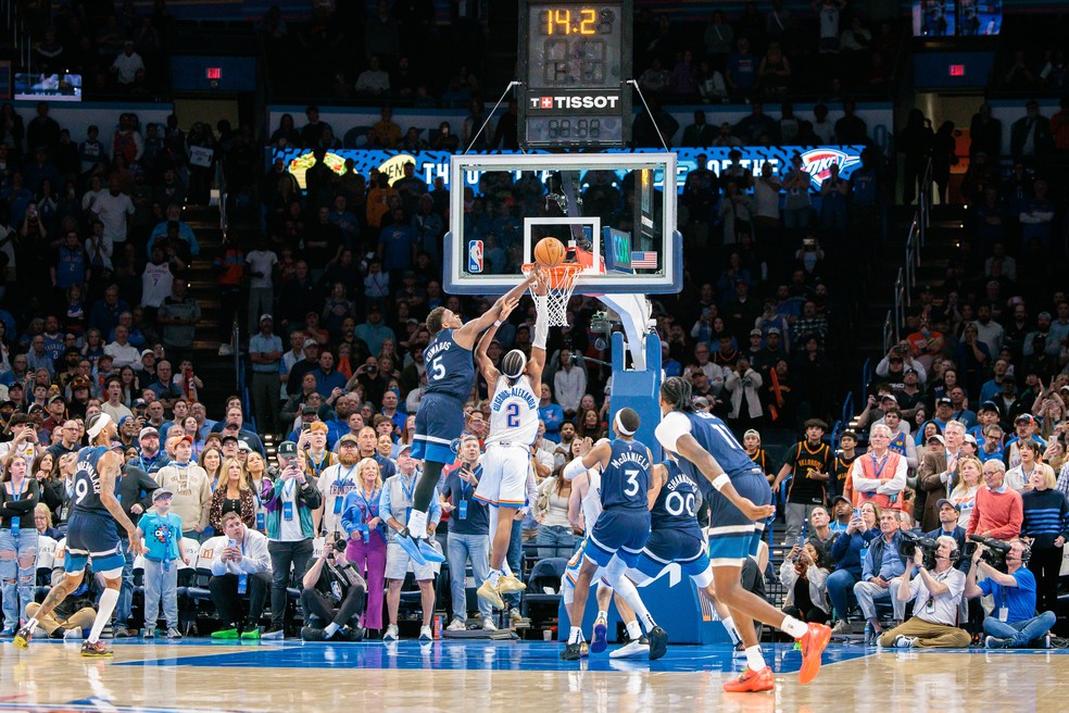 Anthony Edwards dá toco decisivo Shai Gilgeous-Alexander na virada dos Wolves — Foto: William Purnell/Getty Images