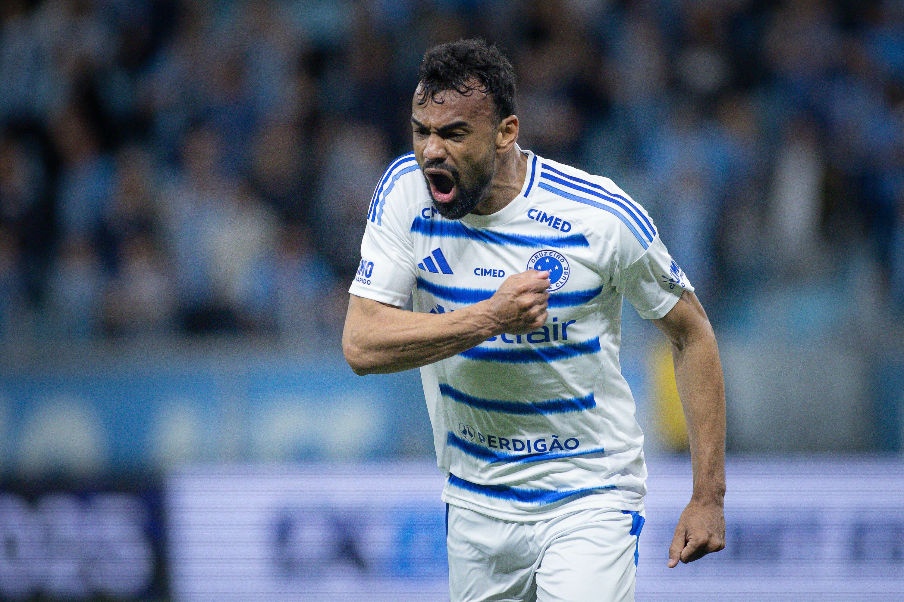 Cruzeiro mantém fôlego na reta final e acompanha Flamengo e Palmeiras no topo.