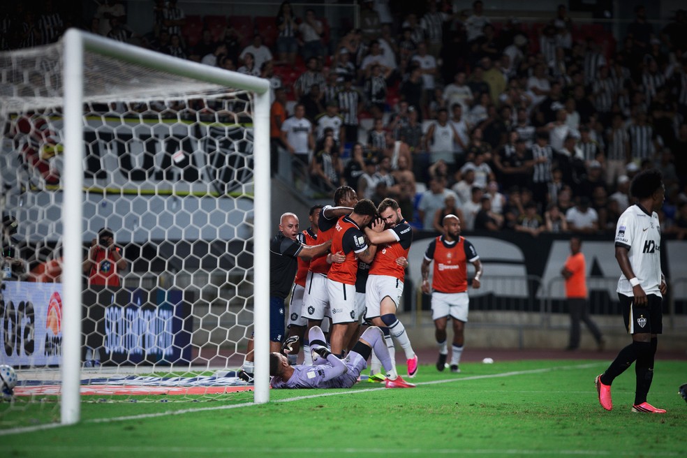 Jogadores do Remo comemoram gol de empate com o Atlético-MG — Foto: Samara Miranda / Ascom Remo