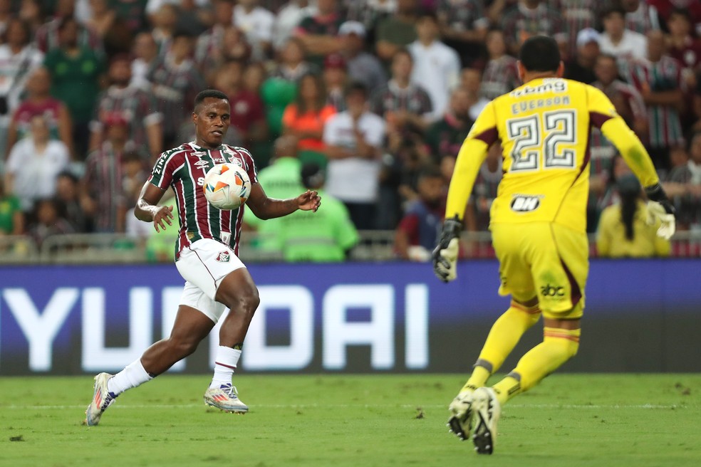 Arias disputa lance com Everson em Fluminense x Atltico-MG  Foto: Wagner Meier/Getty Images