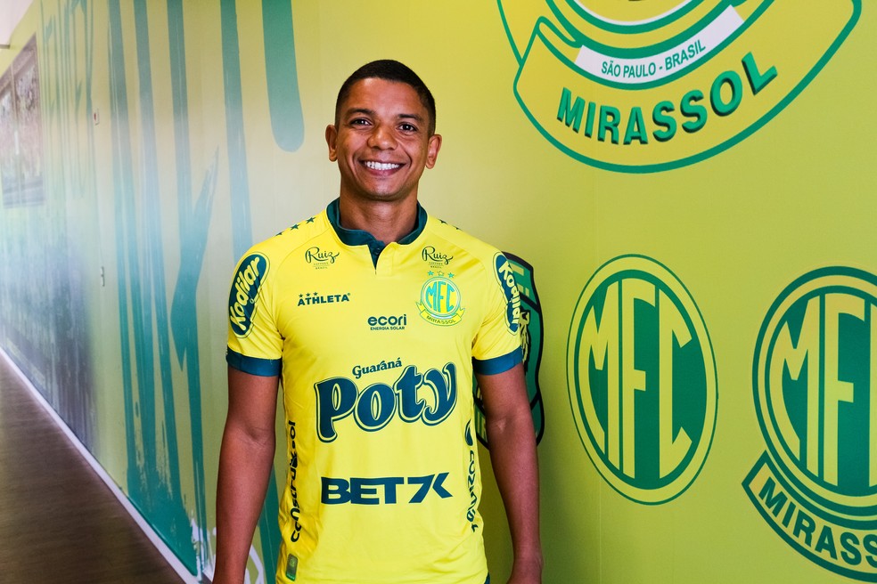David Braz se apresenta como novo zagueiro do Mirassol — Foto: Divulgação/Agência Mirassol